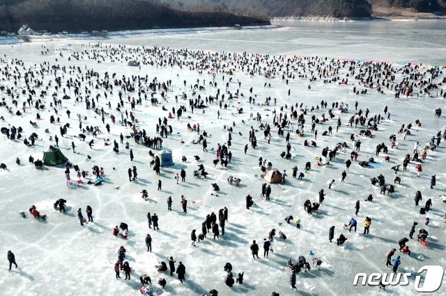 제19회 인제빙어축제 개막일인 26일 강원 인제군 남면 빙어호 얼음 위에서 관광객들이 빙어낚시를 즐기고 있다. 2019.1.26/뉴스1 © News1 김경석 기자