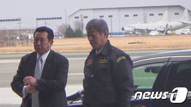 이와야 다케시 일본 방위상이 25일 가나가와현 소재 해상자위대 아쓰키항공기지를 시찰했다. (NHK 캡처) © 뉴스1
