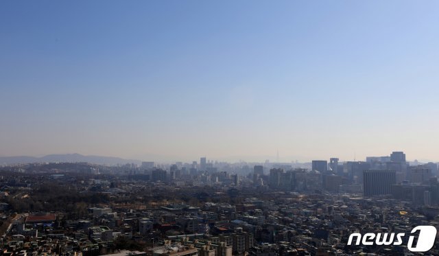 전국 대부분 지역의 미세먼지 농도가 ‘보통’인 26일 오후 서울 종로구 인왕산 전망대에서 바라본 하늘이 푸르다. © News1