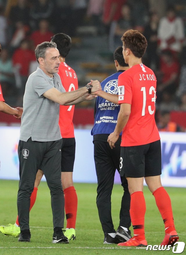 국가대표팀에서 은퇴하는 구자철(오른쪽)과 파울루 벤투 감독. © News1 DB