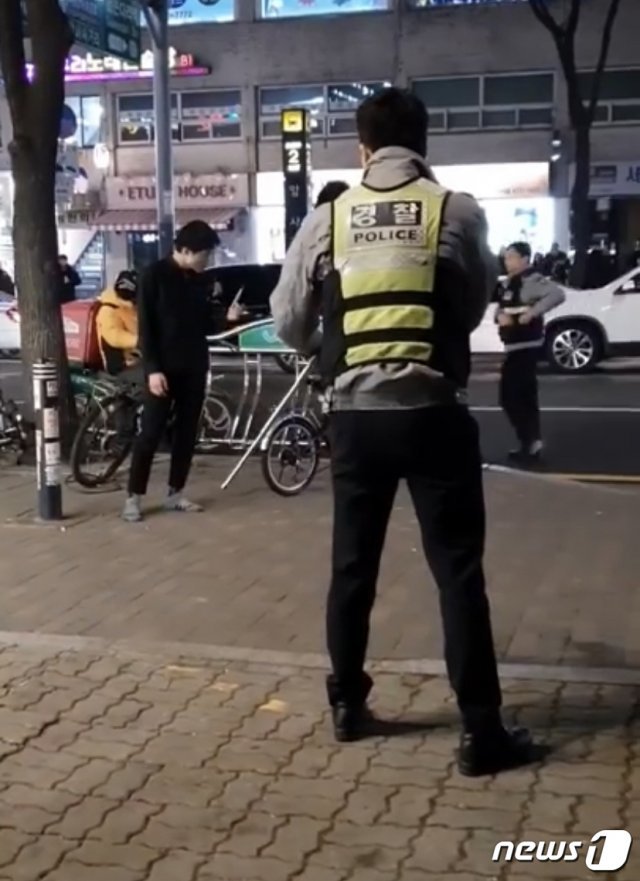 13일 오후 서울 강동구 지하철 암사역 인근에서 경찰이 흉기난동 혐의를 받고 있는 한모군과 대치하고 있다. (유튜브 화면 캡처)