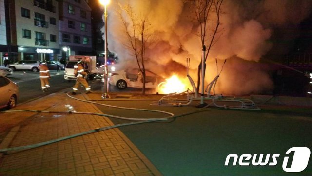 지난 26일 오후 경기 군포시의 4층 규모 건물 1층에서 화재가 발생해 40대 남성이 숨졌다.(사진제공=경기도소방재난본부)