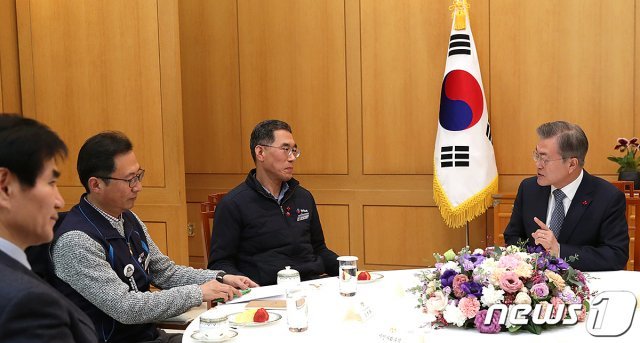 문재인 대통령이 25일 오후 청와대 백악실에서 김명환(왼쪽 두번째) 민주노총 위원장, 김주영 한국노총 위원장과 비공개 면담을 하고 있다. 왼쪽은 이용선 시민사회수석. (청와대 제공)