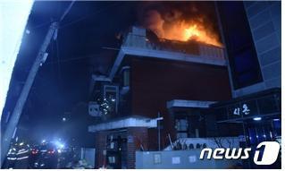 26일 밤 11시13분쯤 서울 금천구의 한 다가구주택 옥상에서 화재가 발생해 43분만에 진화됐다.  (구로소방서 제공)