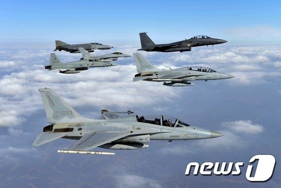 공군 전투기 FA-50과  F-15K, KF-16, F-4, F-5 등이 훈련 비행을 하는 모습. (공군 제공)  © News1