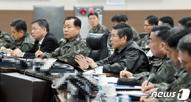 정경두 국방부 장관이 지난 26일 부산 해군작전사령부를 방문해 일본 해상초계기의 저고도·초근접위협비행에 대해 강력하게 대응할 것을 지시하고 있다. (국방부 제공)  ⓒ News1