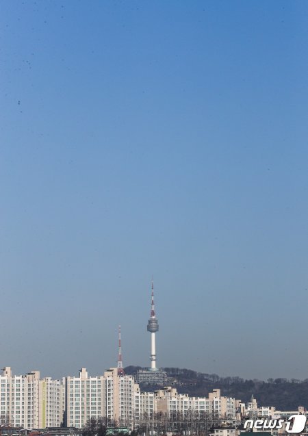 주말인 27일 서울 도심 위로 비교적 맑은 하늘이 펼쳐져 있다. 2019.1.27/뉴스1 © News1