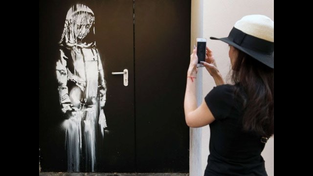 영국의 거리예술가 뱅크시가 지난해 6월 프랑스 파리 바타클랑 극장 비상구 문짝에 그려놓았던 그라피티 작품. 25일 문짝 채로 도난당했다. 유튜브 캡처