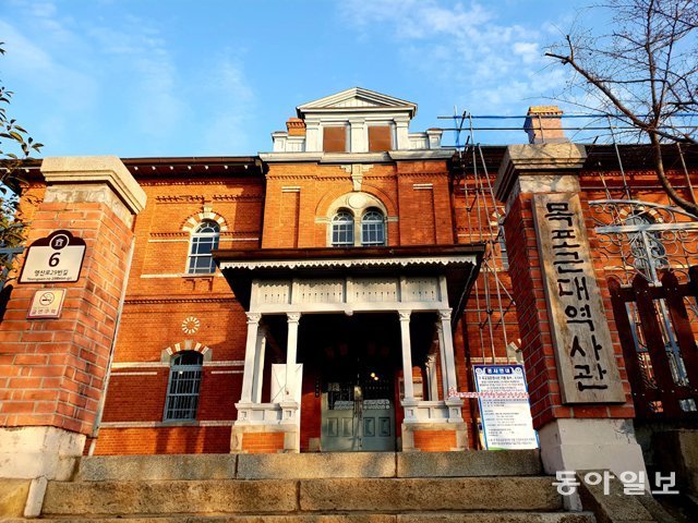 전남 목포시 대의동에 위치한 옛 목포 일본영사관은 1897년 목포항 개항과 관련해 역사적 건축학적 가치가 높은 건축물이어서 국가사적으로 지정돼 관리되고 있다. 이형주 기자 peneye09@donga.com