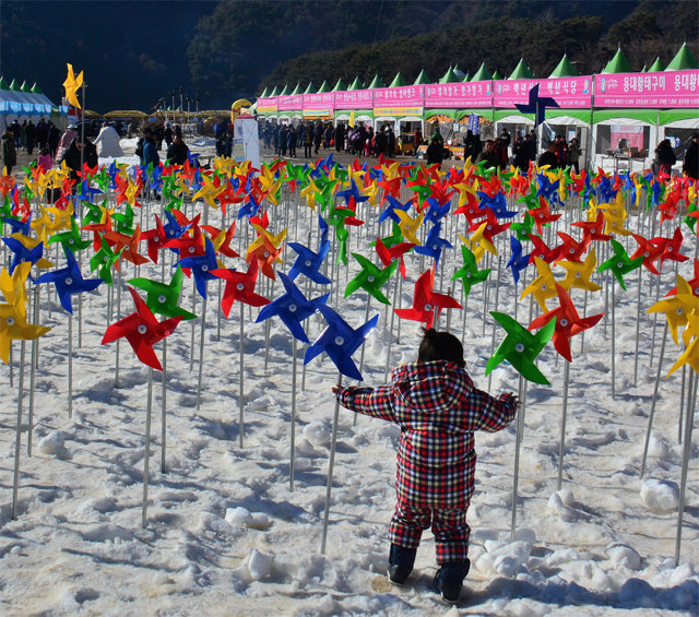강원 인제 빙어축제가 개막한 26일 많은 관광객들이 찾아와 빙어 얼음낚시와 각종 놀이시설을 즐기며 축제를 만끽했다. 빙어축제는 2월 3일까지 열린다. 인제군 제공