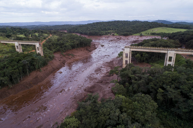 시뻘건 흙더미에 고가 다리 두동강 브라질 남동부 미나스제라이스주 브루마지뉴에 세워진 다리가 25일 
쏟아진 광산 폐기물의 무게를 이기지 못하고 완전히 두 동강 나 있다. 이날 광산 폐기물 저장 댐 3개가 한꺼번에 무너져 댐 관리 
직원 및 주민 약 40명이 숨지고 300명이 매몰됐다. 폭우 등으로 구조가 지연되고 있어 사상자가 더 늘어날 것으로 예상된다. 
브루마지뉴=AP 뉴시스