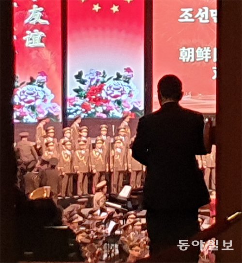 이날 오페라홀 2층 입구를 통해 ‘조중(북-중) 친선 영원하리라’ 공연을 시작하려는 북한 인민군 제복을 입은 공훈국가합창단의 모습이 포착됐다. 베이징=윤완준 특파원 zeitung@donga.com
