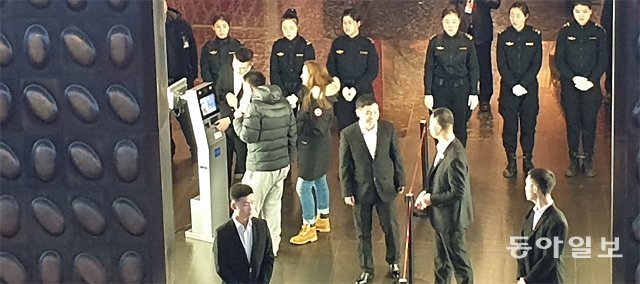 26일(현지 시간) 중국 베이징 국가대극원 오페라홀에서 열린 북한 예술단 공연장에 입장하려던 한 남성 관객이 안면인식 신분 검사를 받고 있다. 베이징=윤완준 특파원 zeitung@donga.com