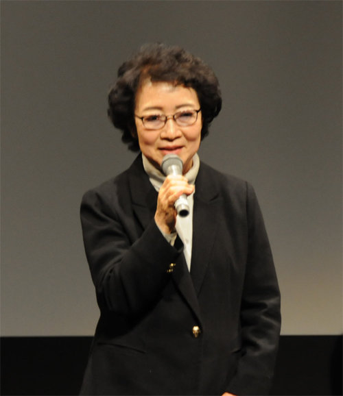 26일 일본 도쿄 주일 한국대사관 한국문화원에서 고 이수현 씨를 소재로 한 영화 ‘가교’가 상영됐다. 이 씨의 어머니 신윤찬 씨가 관람객에게 감사 인사를 하고있다. 주일 한국대사관 제공