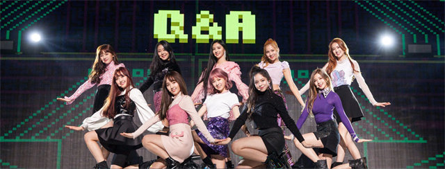 게임 화면을 배경으로 무대에 선 여성 그룹 ‘체리블렛’. FNC엔터테인먼트 제공