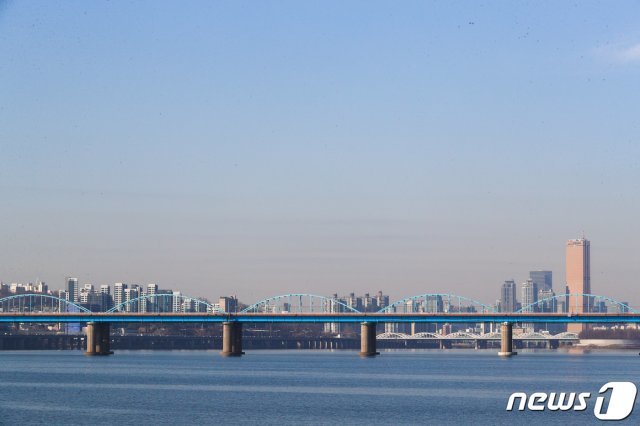 주말인 27일 서울 도심 위로 비교적  맑은 하늘이 펼쳐져 있다. 2019.1.27/뉴스1 © News1