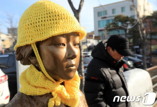 추위가 다시 찾아온 9일 전북 익산시 익산역 앞에 설치된 평화의 소녀상에 털모자와 목도리가 씌워져 있다.2019.1.9/뉴스1 © News1