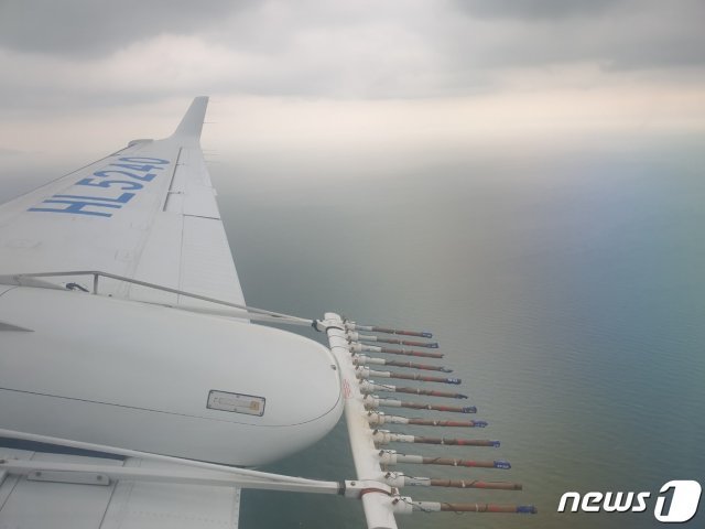25일 오후 전북 군산 서쪽 해상에서 기상항공기가 미세먼지 저감을 위한 첫 인공강우 실험을 하고 있다.  (기상청 제공) 2019.1.25/뉴스1DB