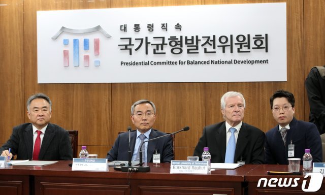 28일 서울 종로구 세종대로 정부서울청사 국가균형발전위원회에서 열린 한전공대 설립을 위한 범정부지원위원회 본회의에서 송재호 국가균형발전위원장(왼쪽부터)과 김우승 국내 입지선정위원장, 부르크하르트 라우헛 국외 입지선정위원장이 한전공대 확정부지를 발표하고 있다. 2019.1.28/뉴스1 © News1