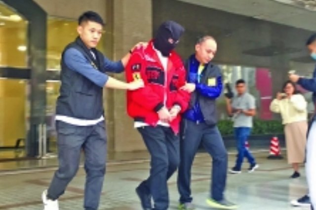 한 중국계 캐나다인 남성이 마카오에서 사기 혐의로 체포되고 있다.