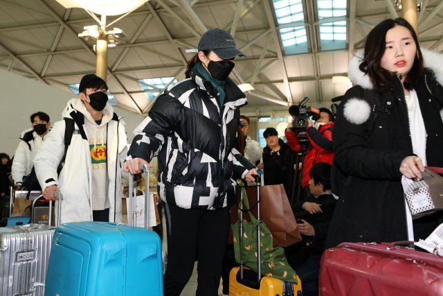 국제빙상연맹(ISU) 쇼트트랙 월드컵 5차 대회에 참가하는 대한민국 쇼트트랙 대표팀 심석희와 선수들이 27일 오전 인천국제공항을 통해 출국하고 있다. 사진 | 뉴시스