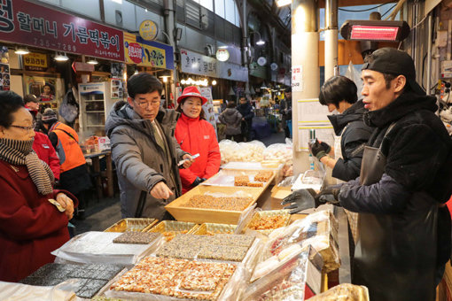 한국마사회 김낙순 회장(왼쪽 가운데)은 25일 종로구 효행본부에 기부금 1000만원을 전달한 후 통인시장을 방문해 전통시장 상품도 구매했다. 사진제공｜한국마사회