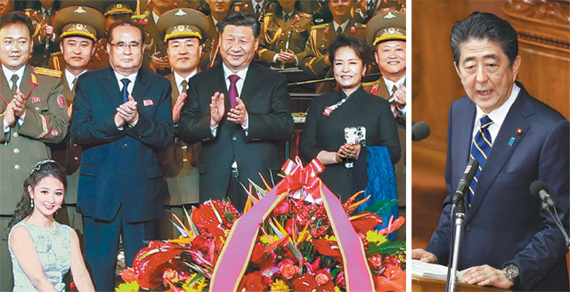 시진핑도 아베도 ‘김정은 끌어안기’ 27일 시진핑 중국 국가주석(오른쪽에서 세 번째)과 부인 펑리위안 여사(오른쪽에서 두 번째)가 북-중 수교 70주년을 
맞아 베이징 국가대극원에서 열린 북한 친선예술단의 공연 이후 무대에 올라 박수를 치고 있다(왼쪽 사진). 시 주석은 이날 북한 
예술단을 이끄는 리수용 노동당 국제부장을 만나 “이번 공연이 양국 국민의 우호적 감정을 증진시킬 것으로 믿는다”고 말했다. 아베 
신조 일본 총리도 28일 정기국회 시정연설에서 북한과의 국교 정상화 의지를 밝히고 있다. 베이징=신화 뉴시스·도쿄=AP 뉴시스