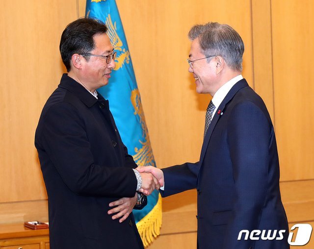 문재인 대통령이 25일 오후 청와대에서 김명환 민주노총 위원장을 만나 악수하고 있다.(청와대 제공) 2019.1.25/뉴스1