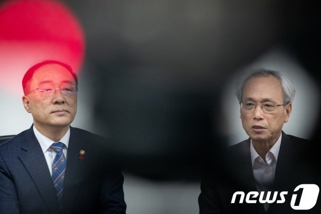 홍남기 부총리 겸 기획재정부 장관(왼쪽)과 문성현 경제사회노동위원장./뉴스1 © News1