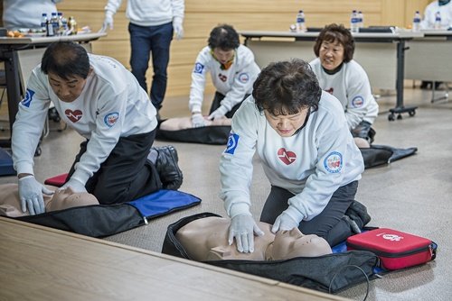 경북 영덕군 영해면사무소에서 영덕 군민 대상 심폐소생술 교육 모습 (사진제공= 종근당건강)