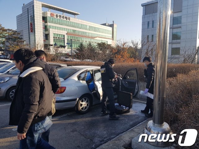 경찰이 용인문화원 과장 A(55)씨가 숨진 채 발견된 승용차에 대한 감식작업을 하고 있다. © News1