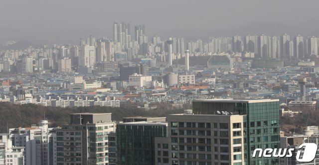 전국 대부분 지역에 미세먼지 농도가 ‘나쁨’ 수준을 보인 28일 오후 인천광역시 연수구 송도동 도심이 미세먼지로 인해 뿌옇다. 2019.1.28/뉴스1 © News1