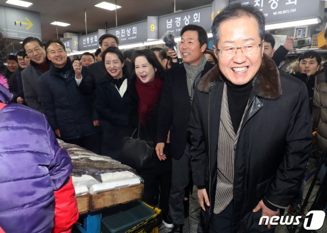 홍준표 자유한국당 전 대표가 26일 오후 부산 자갈치 시장에서 상인들과 인사를 나누고 있다. 2019.1.26/뉴스1 © News1