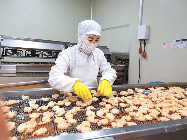 경기 안성시에 있는 식품생산업체 지앤티는 이마트 자체 브랜드(PB) 상품인 칠리새우 등을 납품하며 매출이 2015년 150억 원에서 지난해 326억 원으로 늘었다. 이마트 제공