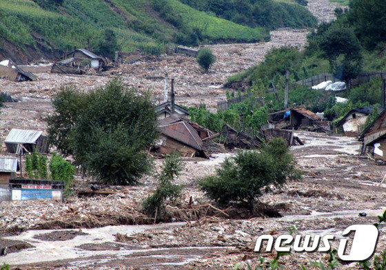 (자료사진) 2016년 9월 북한 함경북도의 홍수 피해 현장. (북한 매체 내나라 홈페이지) 2016.9.19/뉴스1 © News1