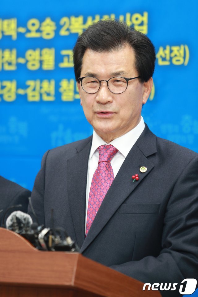 이시종 충북지사가 29일 도청 브리핑룸에서 정부의 예타 면제 사업 발표에 대한 입장을 밝히고 있다.(충북도 제공) 2019.1.29/뉴스1© 뉴스1