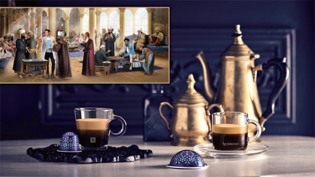 1500년대 오스만 제국의 수도 콘스탄티노플(현 터키의 이스탄불)에 오늘날 카페의 시초로 보이는 세계 최초 ‘커피 하우스’가 문 열었다. 장식적인 카펫이 깔린 화려하면서도 편안한 분위기 속에서 사람들은 커피를 마시며 여유롭게 장기를 두는가 하면, 사교와 사업 대화도 이어갔다. 세계 최초 ‘커피 하우스’에서 영감을 받은 한정판 커피 ‘카페 이스탄불’.