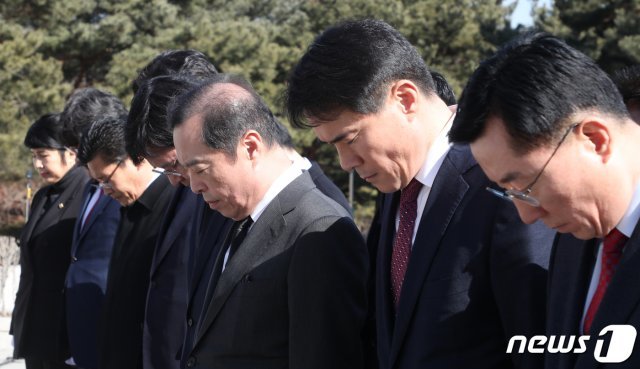 김병준 자유한국당 비대위원장이 29일 오전 충남 천안시 동남구 독립기념관 추모의 자리를 방문해 당원들과 함께 순국선열을 기리며 묵념하고 있다. 2019.1.29/뉴스1 © News1