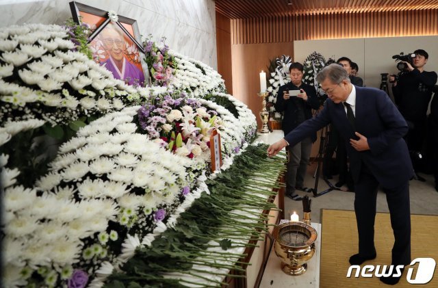 문재인 대통령이 29일 서울 서대문구 신촌세브란스병원 장례식장에 마련된 일본군 위안부 피해자 고(故) 김복동 할머니 빈소를 찾아 조문하고 있다. 2019.1.29/뉴스1 © News1