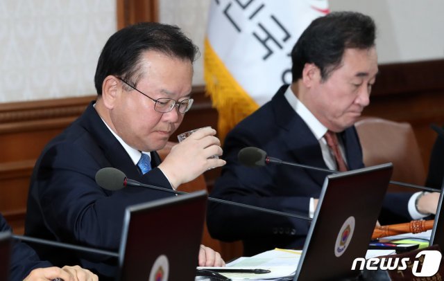 김부겸 행정부 장관이 국무회의에서 목을 축이고 있다. © News1