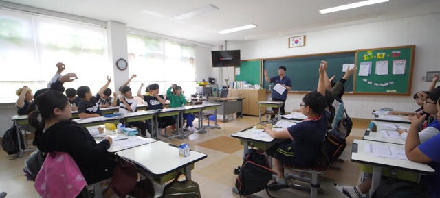 강원도내 초등교사 부족 사태를 막기 위해 강원도교육청이 제작한 홍보 동영상 ‘나는 행복한 강원도 선생님입니다’ 두 번째 버전의 한 장면. 강원도 선생님들이 들려주는 강원도 선생님들의 이야기로 약 6분 분량이다. 동영상 캡처