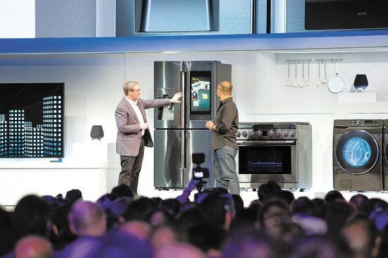 삼성전자 프레스 콘퍼런스에서 회사 관계자들이 2019년형 ‘패밀리허브’ 냉장고의 인공지능(AI) 및 사물인터넷(IoT) 연동 기능을 시연하고 있다.