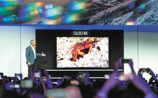 삼성전자 프레스 콘퍼런스에서 처음 공개된 98인치 ‘QLED 8K’ TV.
