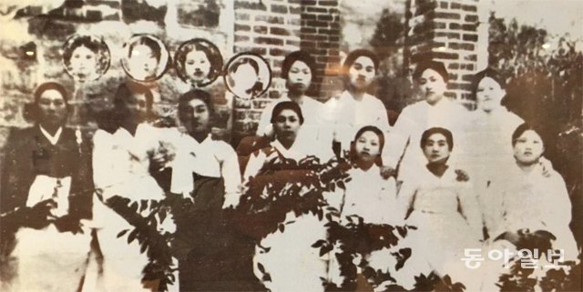 부산진 일신여학교(부산 동래여고의 전신)의 만세시위 주역들이 옥고를 치른 뒤 함께 찍은 기념사진. 동아일보DB