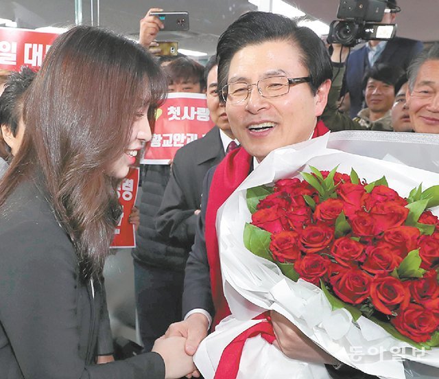 황교안 전 국무총리가 29일 서울 영등포구 자유한국당 당사에서 당 대표 선거 출마를 선언한 뒤 지지자에게 꽃다발을 받고 있다. 양회성 기자 yohan@donga.com