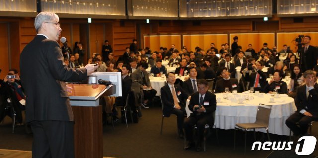 김현철 신남방정책특위 위원장이 28일 오전 서울 중구 남대문로 대한상공회의소 국제회의장에서 열린 대한상의 CEO 조찬간담회에서 2019년도 신남방정책특위 주요 추진정책을 주제로 기조연설을 하고 있다. 2019.1.28/뉴스1 © News1