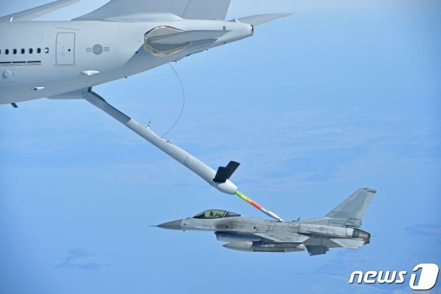 KC-330 공중급유기가 공군의 주력 KF-16 전투기에 공중급유를 실시하고 있다. (공군 제공) 2019.1.30/뉴스1