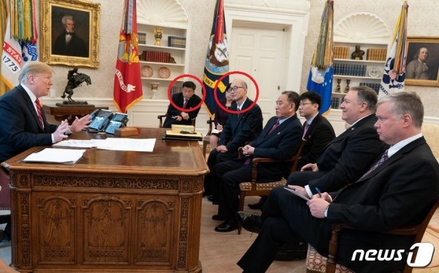 댄 스캐비노 백악관 소셜미디어 담당국장의 트위터를 통해 공개한 북미 백악관 회동 사진. 맨 왼쪽 붉은 원 안이 김혁철, 왼쪽에서 두 번째 붉은 원 안이 박철이다. © 뉴스1