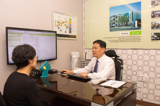포낙 보청기 대구센터(김문락 소장)에서 무료 체험을 위한 고객상담을 진행하고 있다.