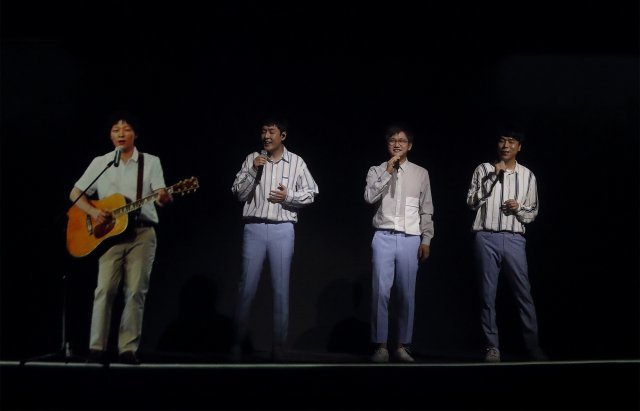 지난해 8월 서울 용산구의 한 공연장에서 그룹 ‘스윗소로우’가 가수 고 유재하의 홀로그램(맨 왼쪽)과 함께 노래하는 모습. KT 제공
